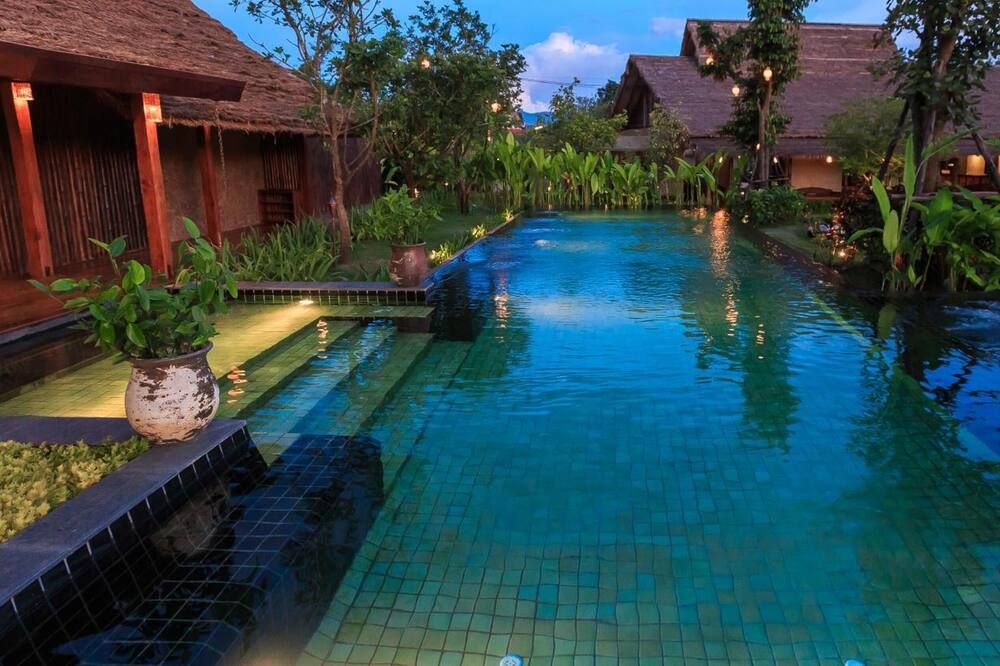 حوض السباحة