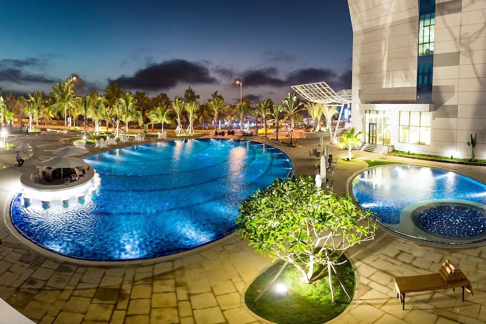 حوض السباحة