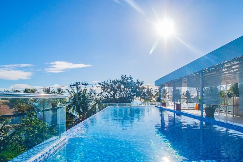 حوض السباحة