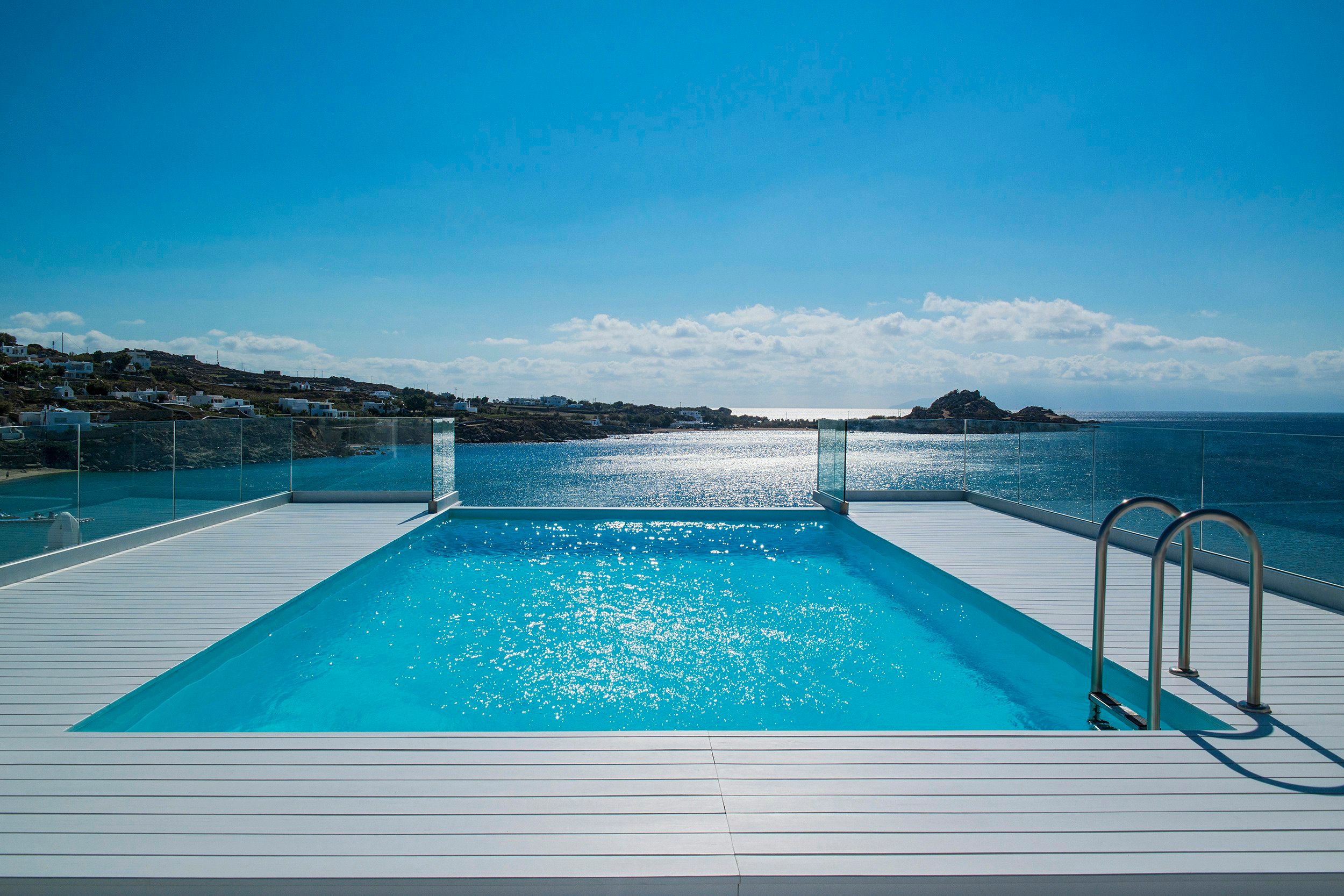 حوض السباحة