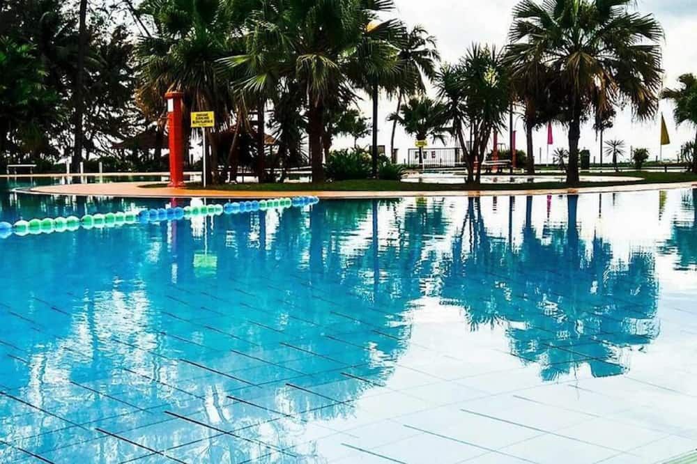 حوض السباحة