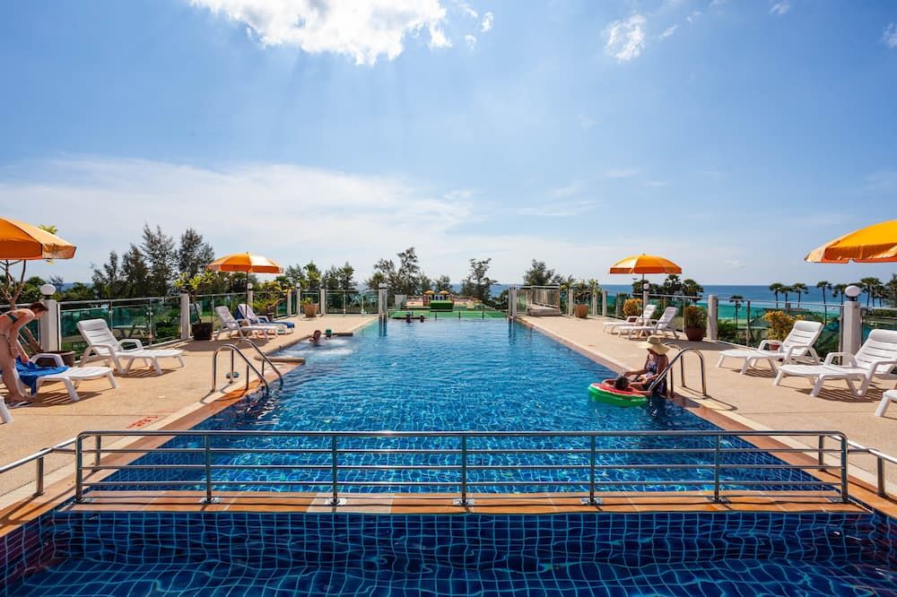 حوض السباحة