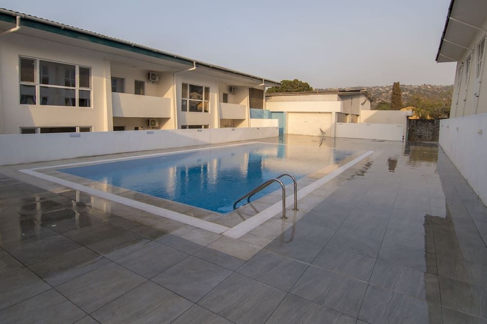 حوض السباحة