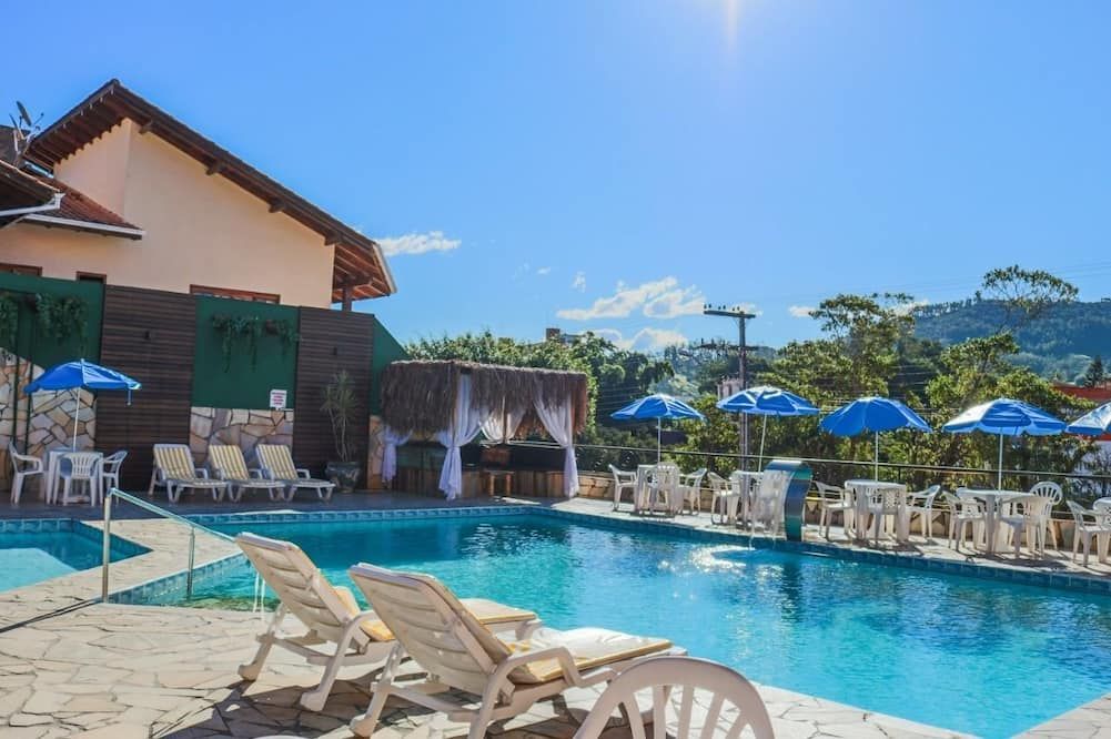 حوض السباحة