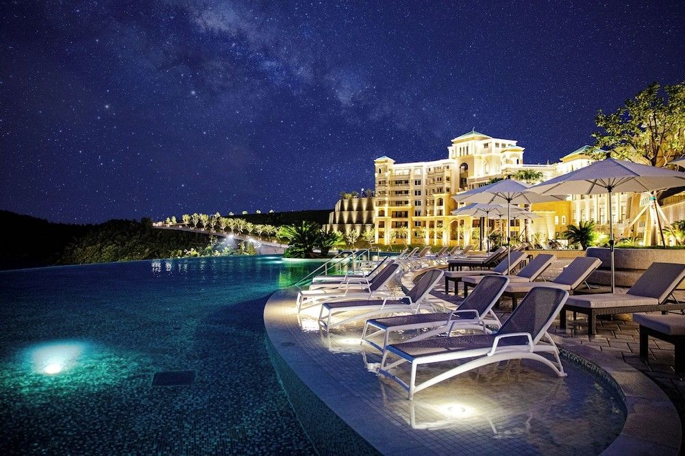 حوض السباحة