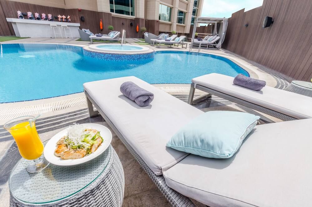 حوض السباحة