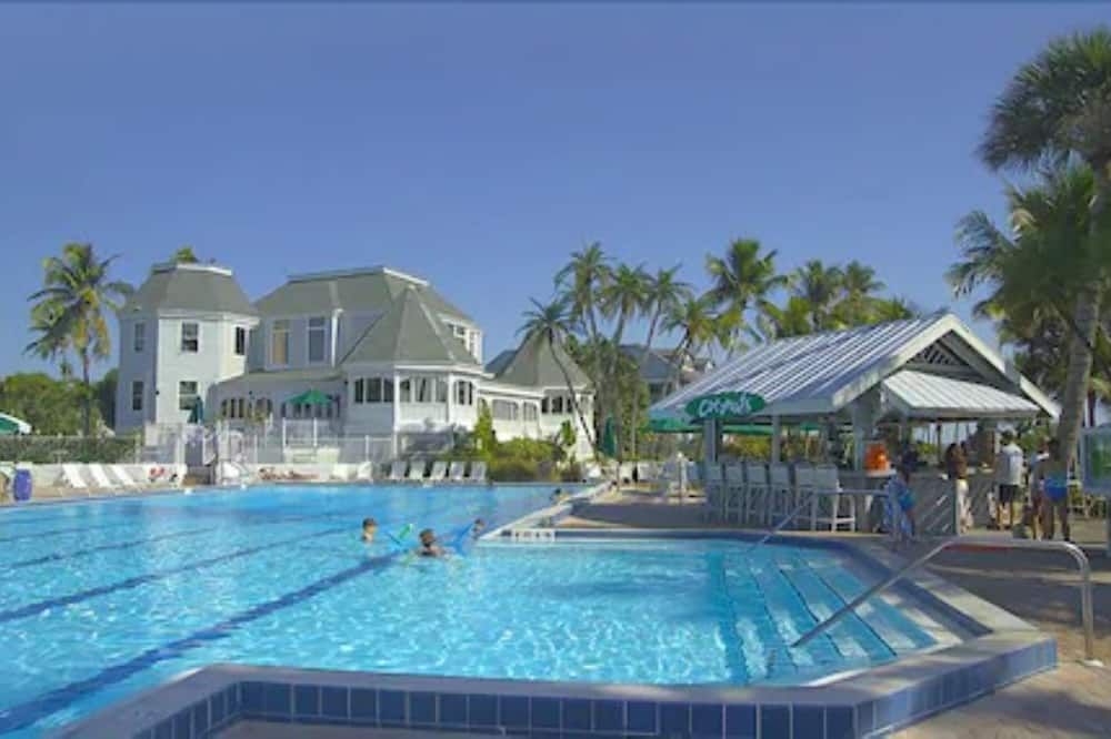 حوض السباحة