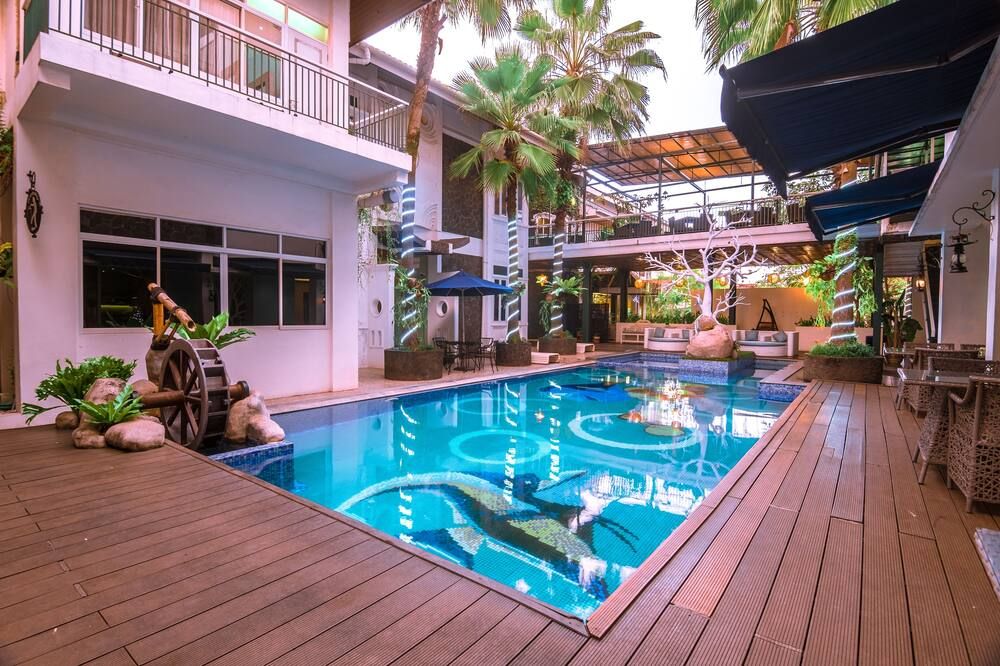 حوض السباحة