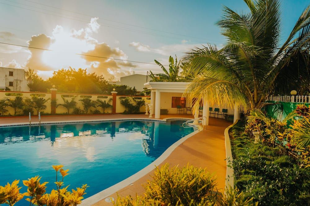 حوض السباحة