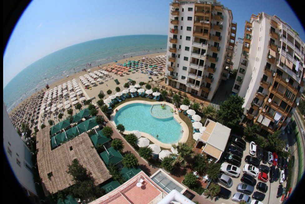 حوض السباحة