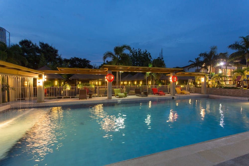 حوض السباحة