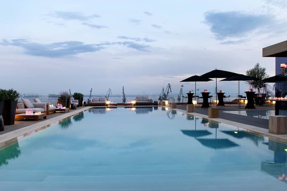 حوض السباحة