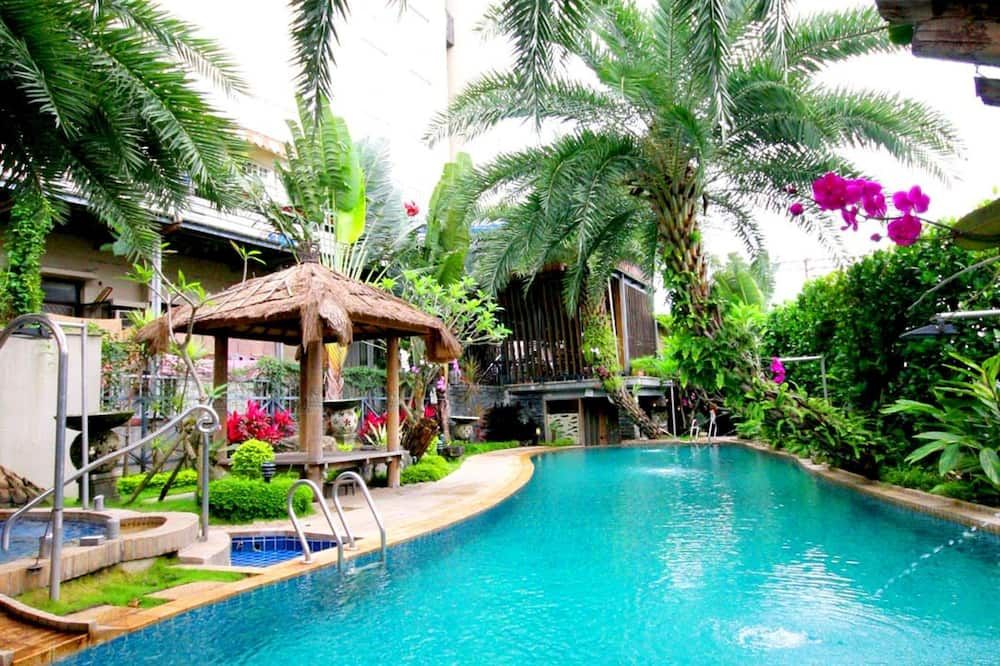 حوض السباحة