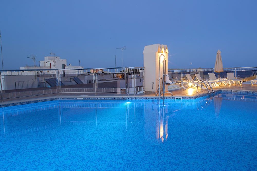 حوض السباحة