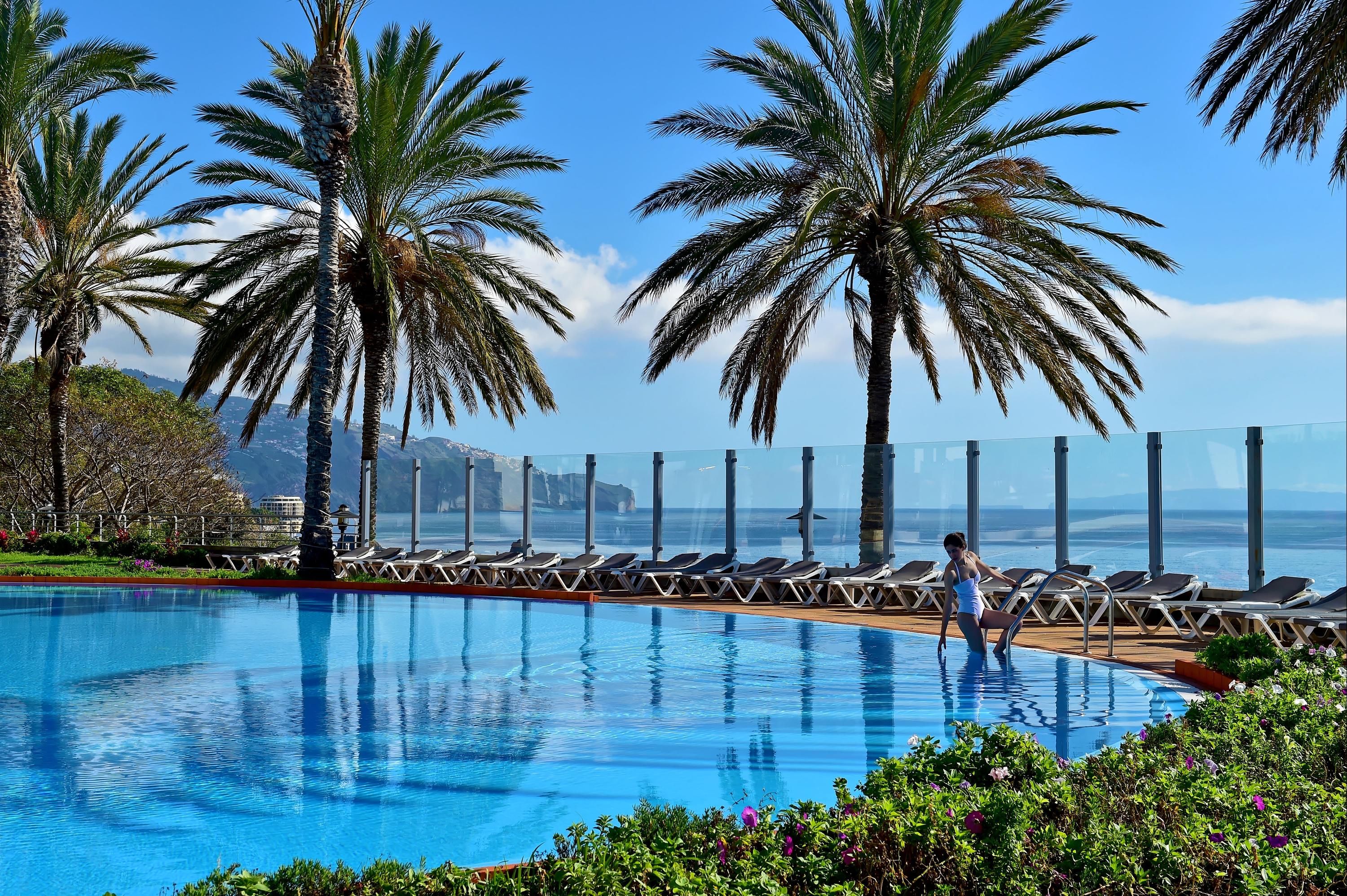 حوض السباحة