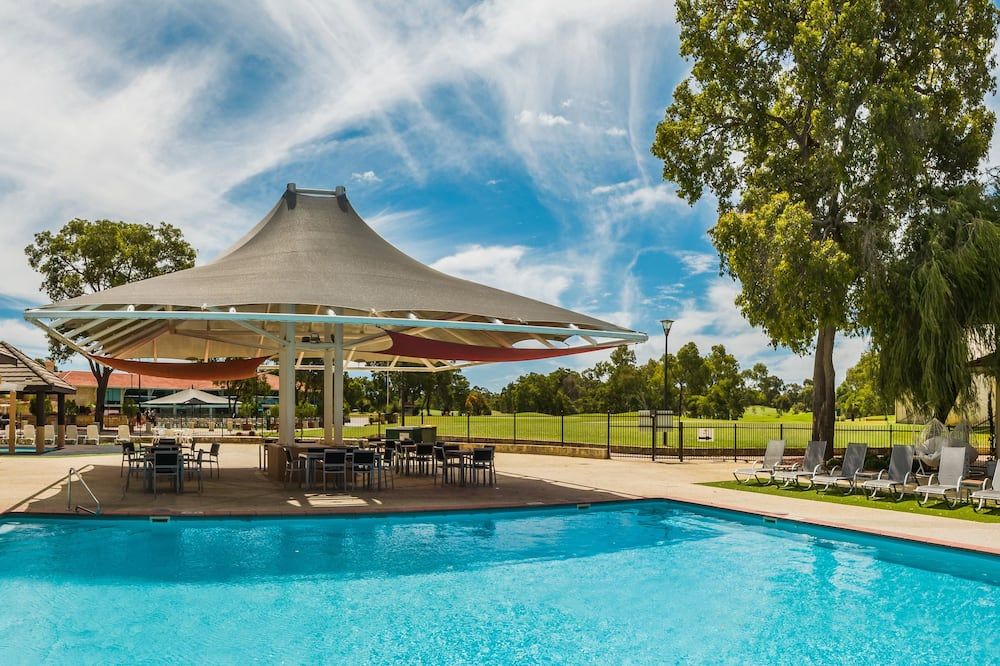 حوض السباحة