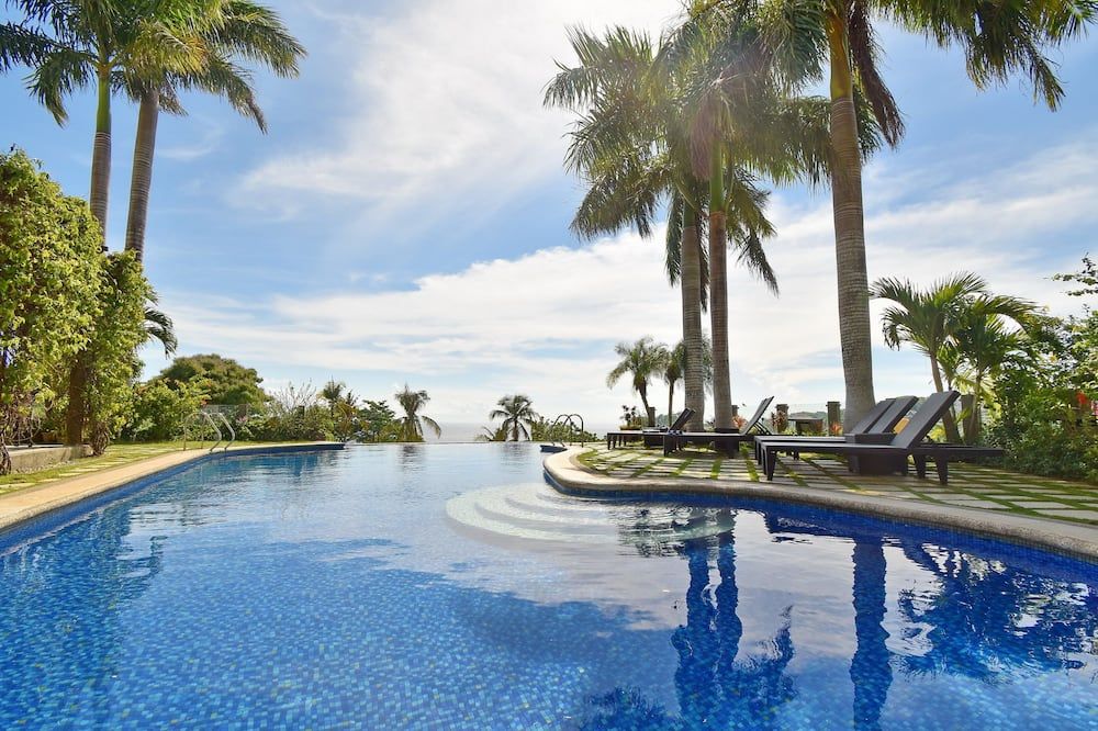 حوض السباحة