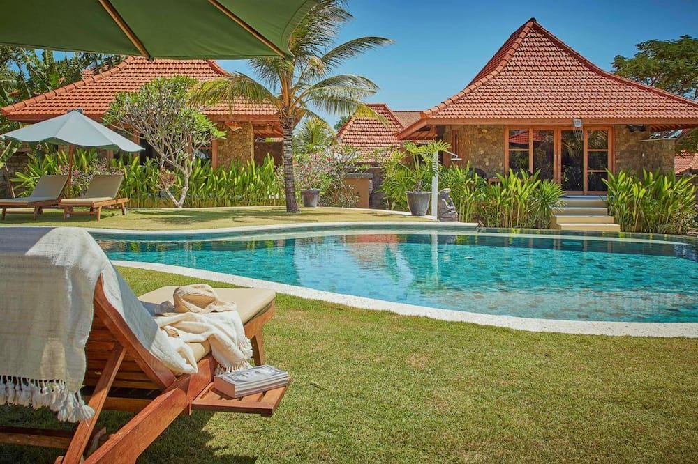 حوض السباحة