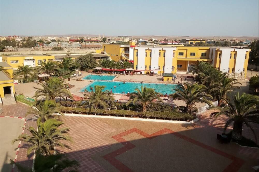حوض السباحة
