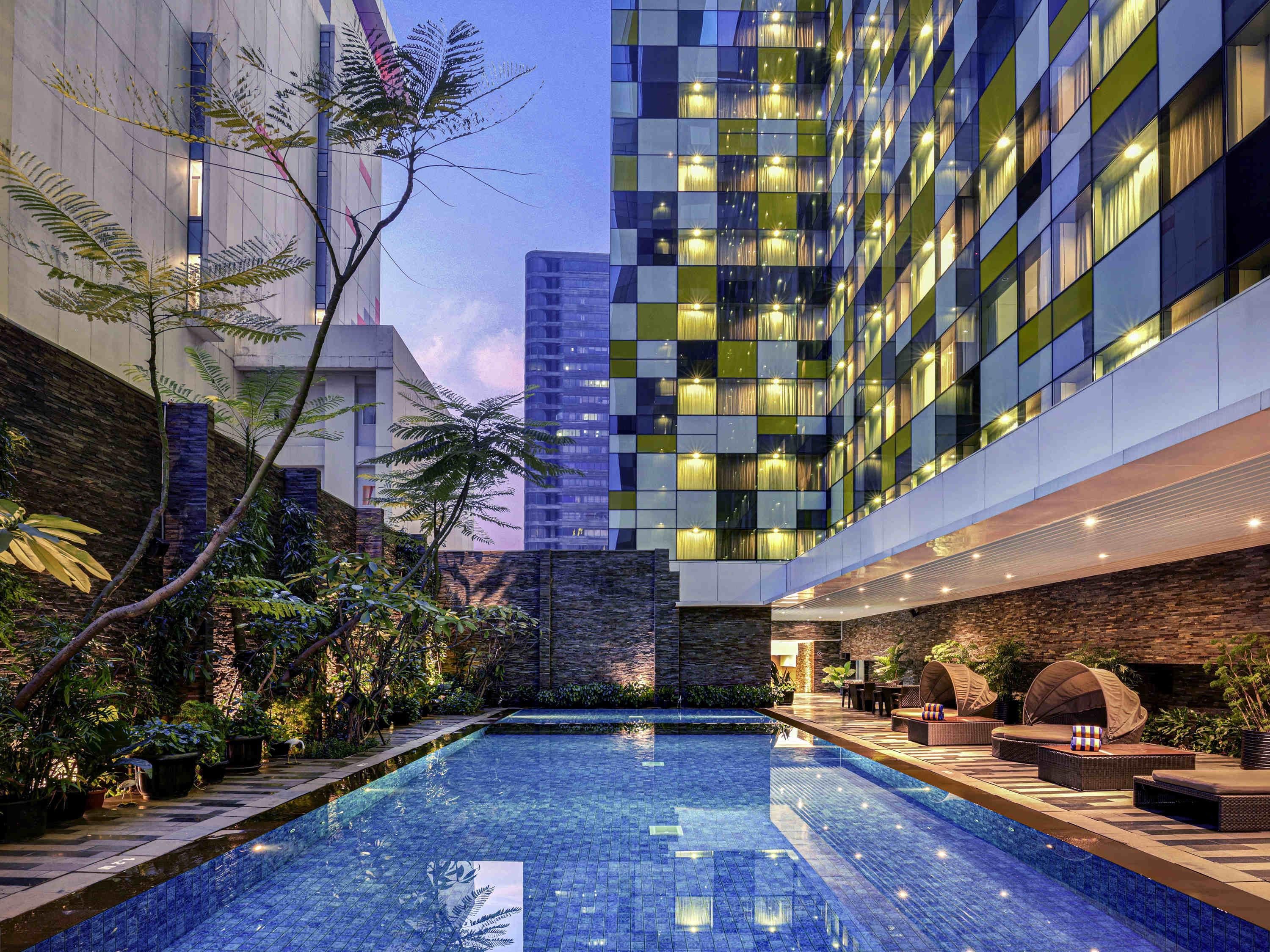 حوض السباحة