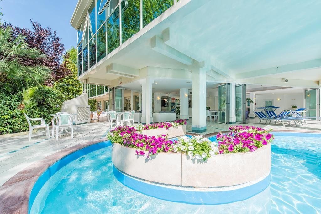 حوض السباحة صورة