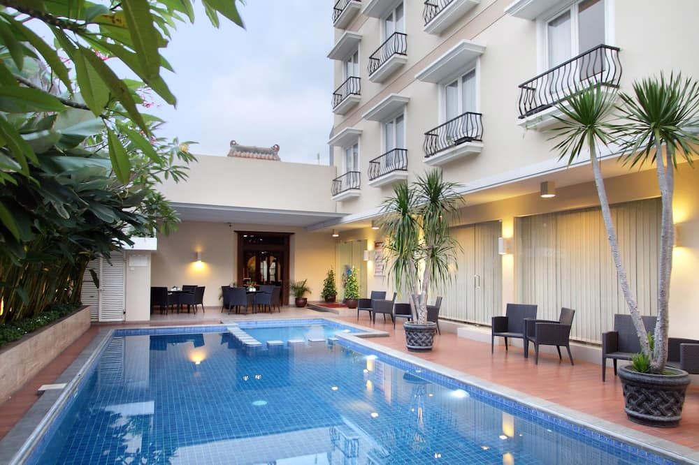 حوض السباحة