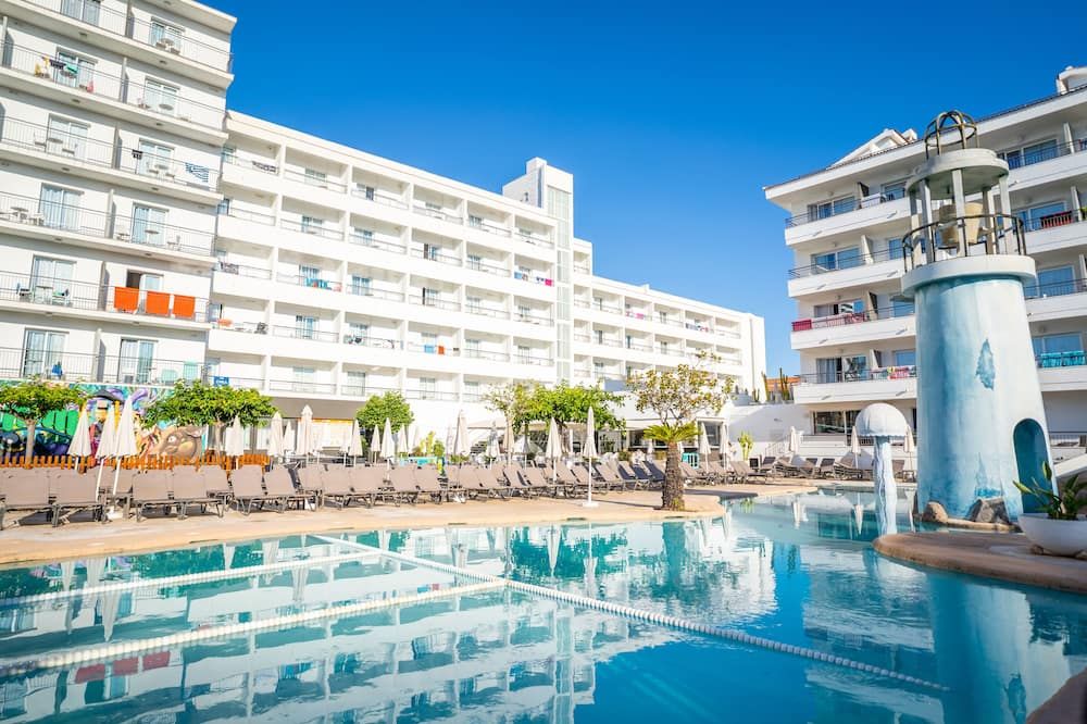 حوض السباحة