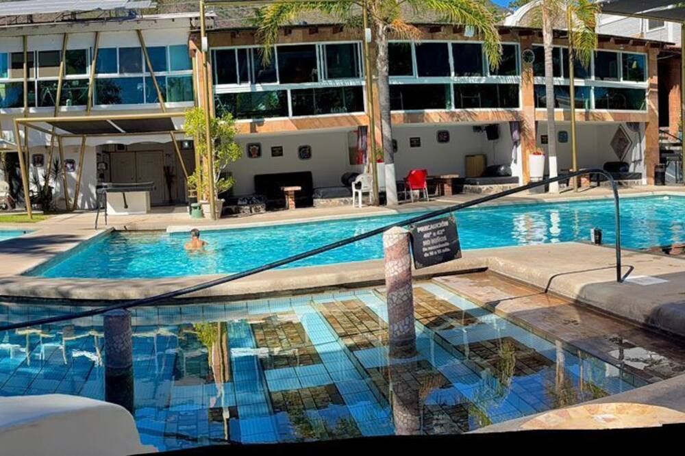 حوض السباحة