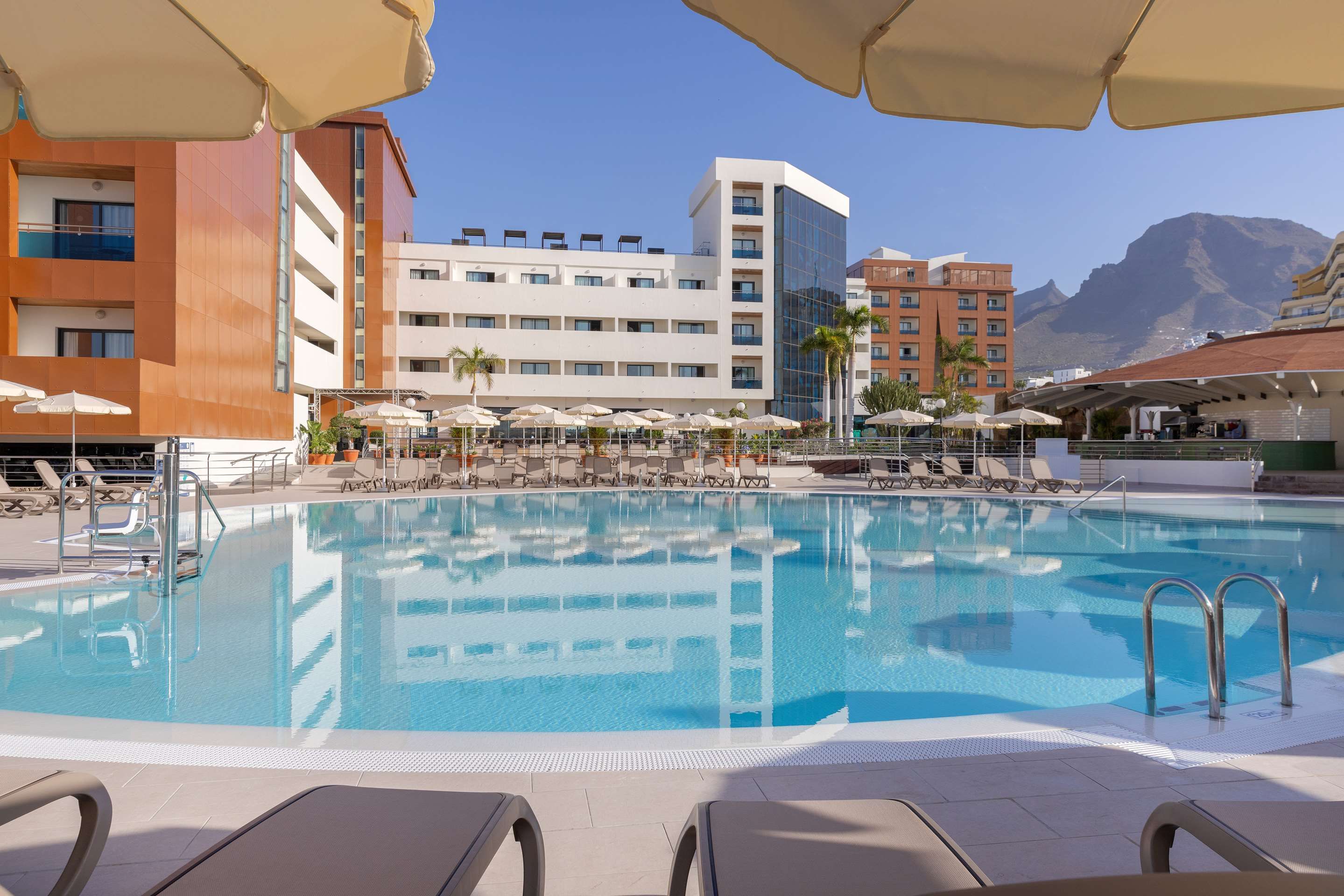 حوض السباحة