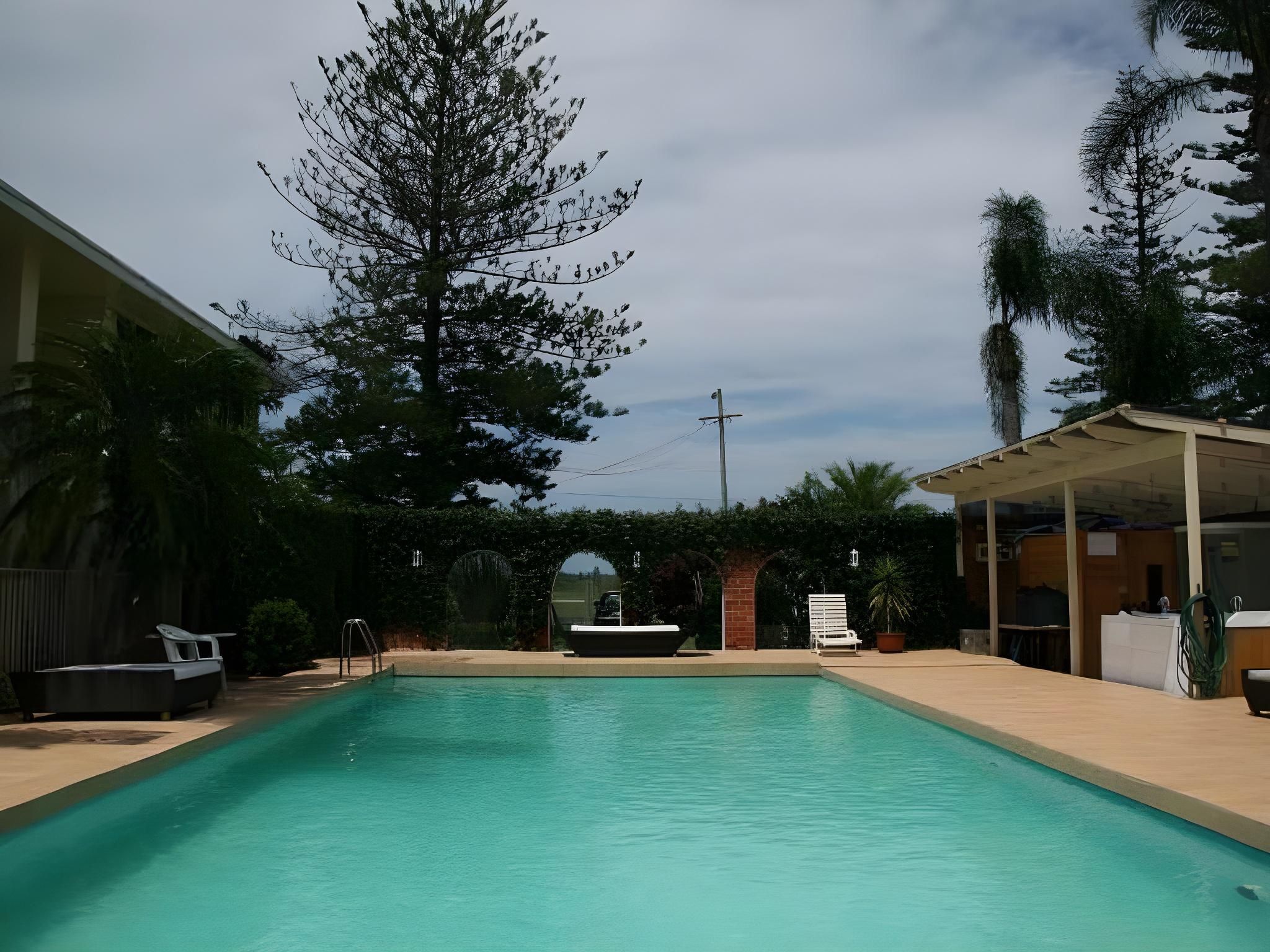 حوض السباحة