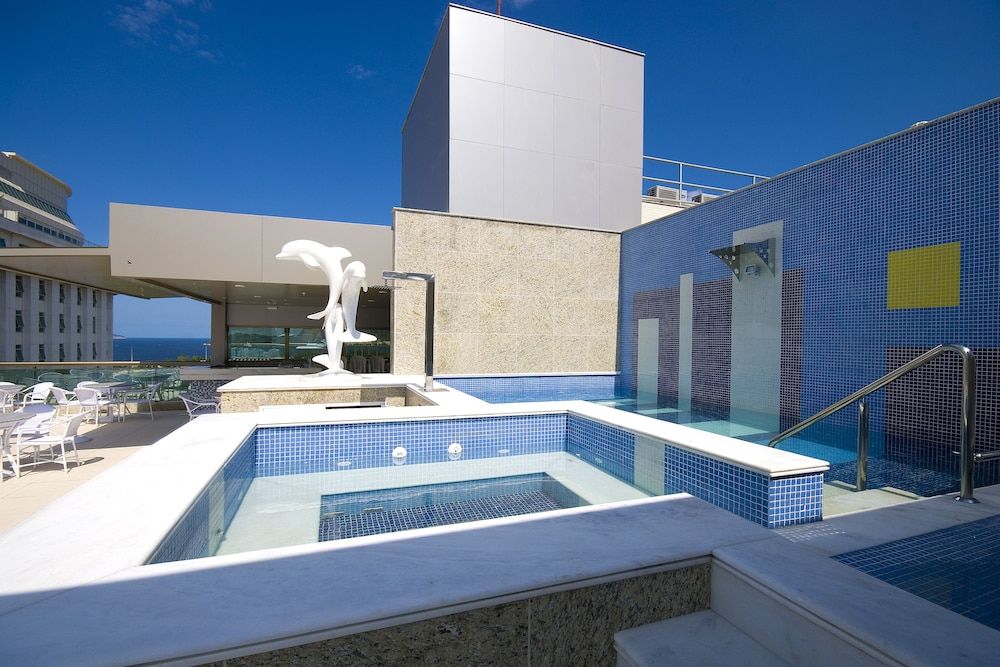 حوض السباحة