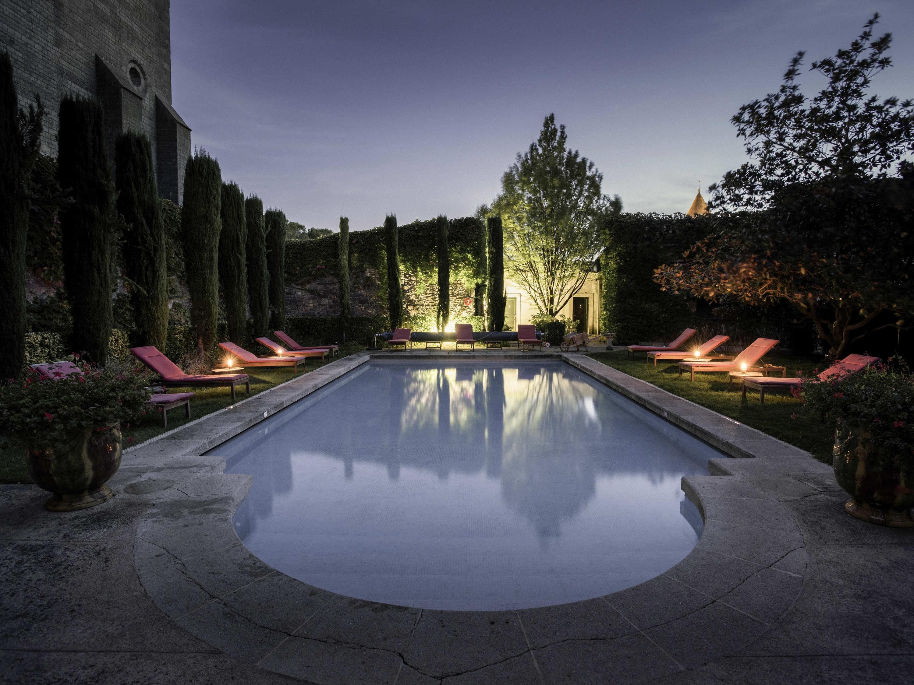 حوض السباحة