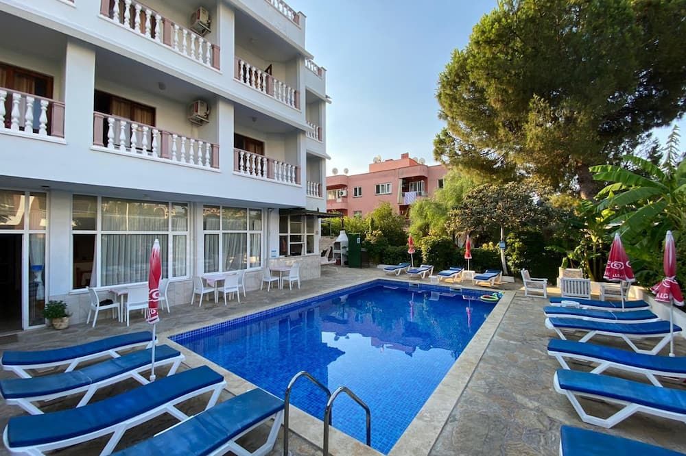 حوض السباحة