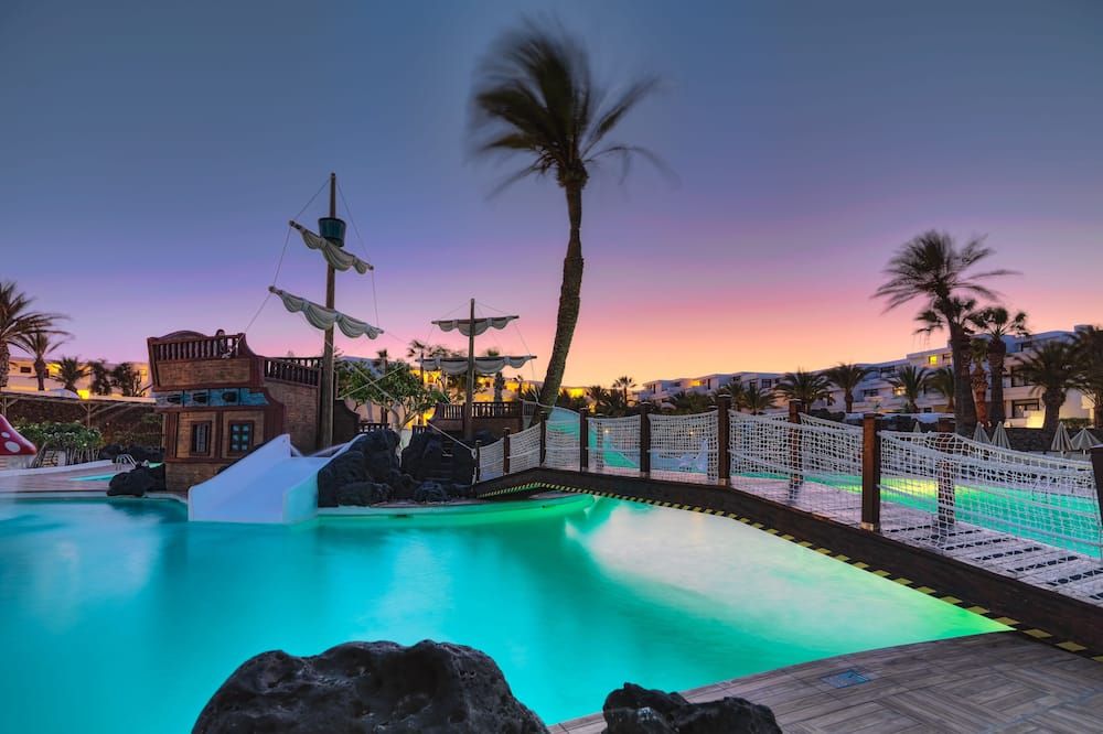 حوض السباحة صورة