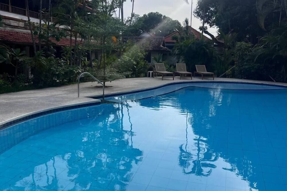 حوض السباحة