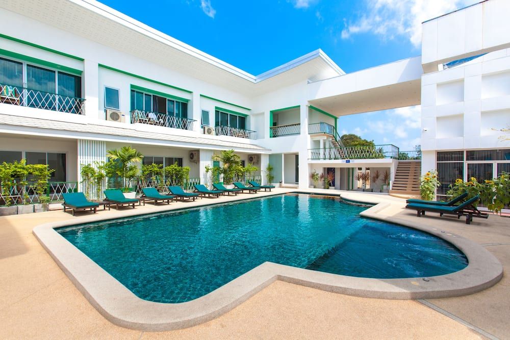 حوض السباحة