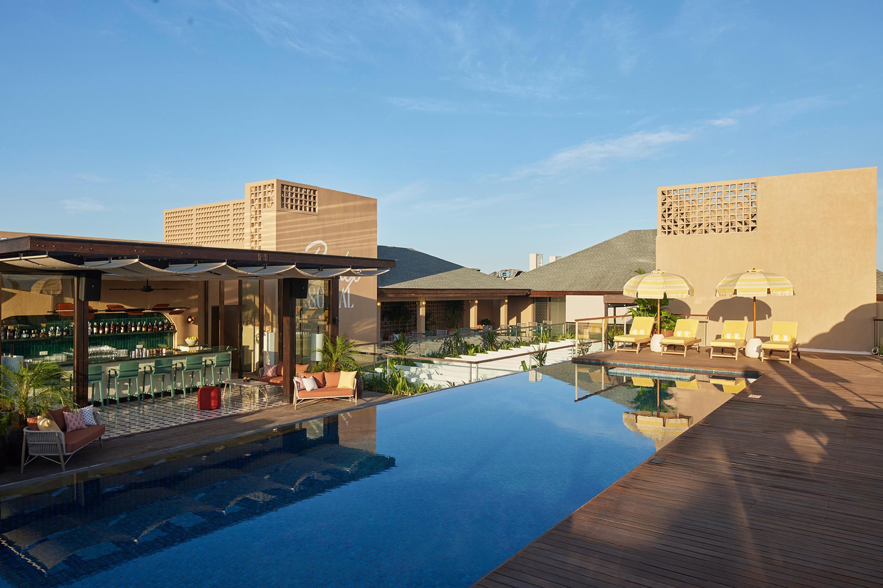 حوض السباحة