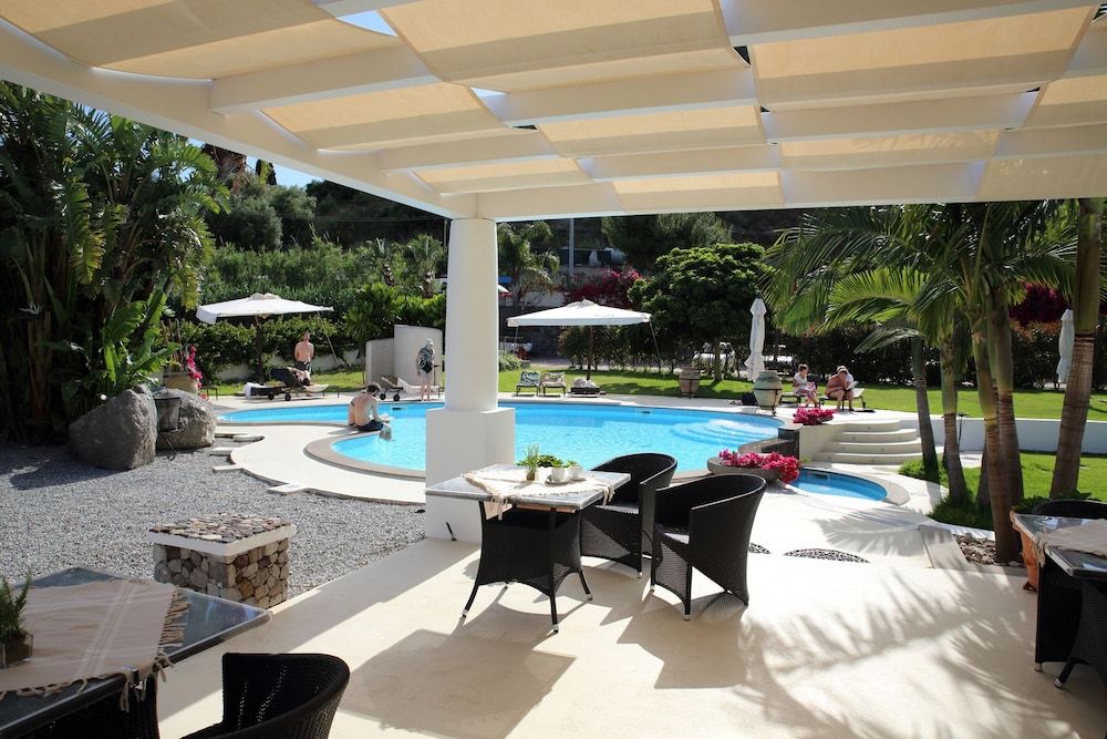 حوض السباحة