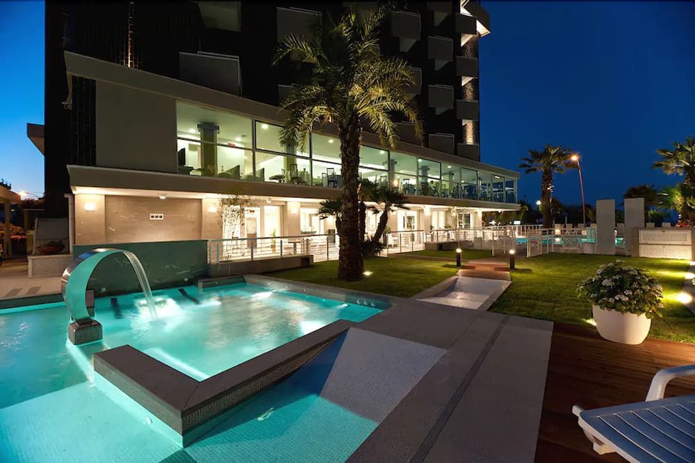 حوض السباحة