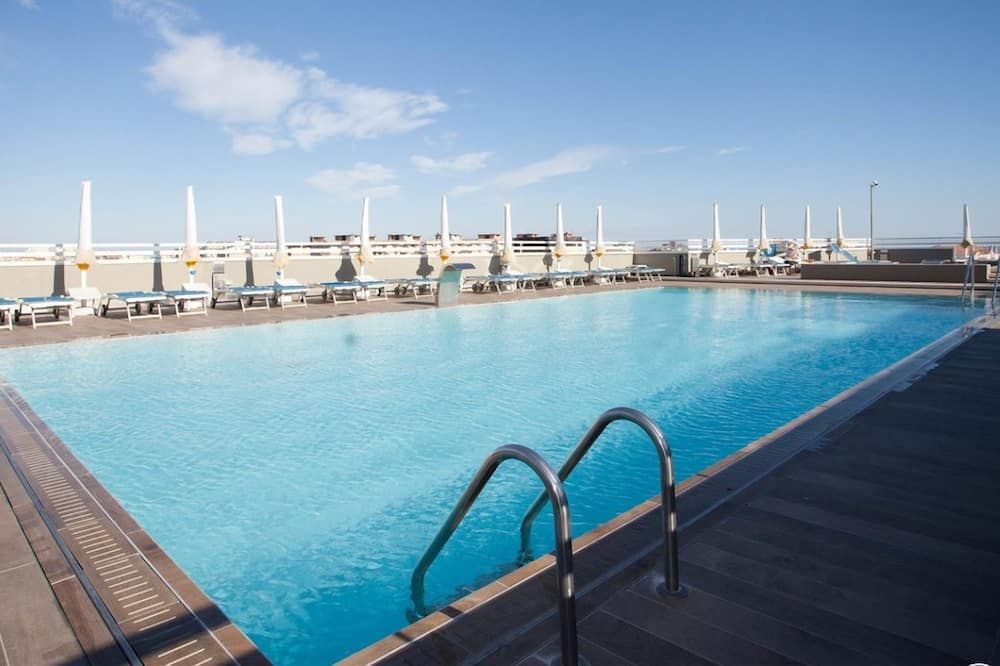 حوض السباحة