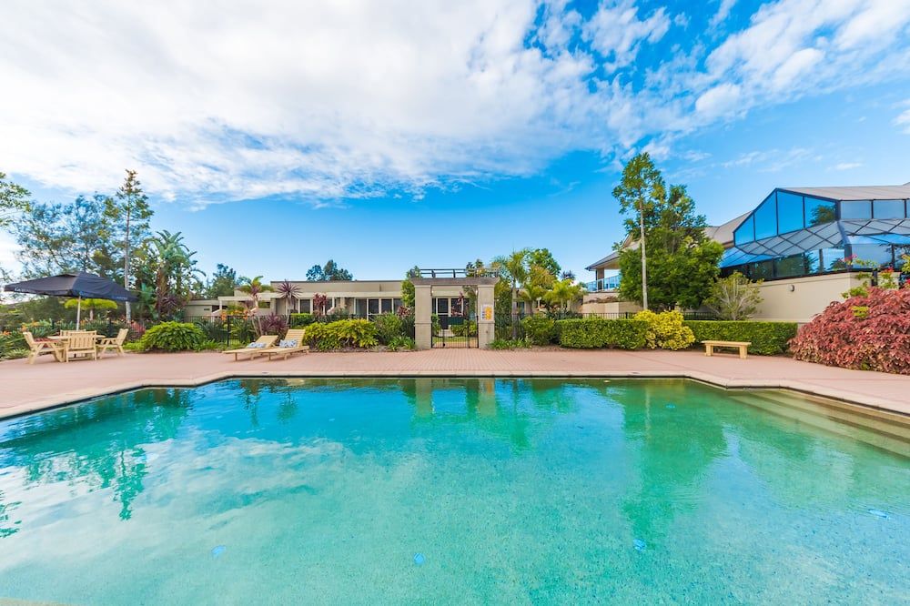 حوض السباحة