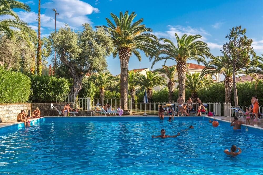 حوض السباحة