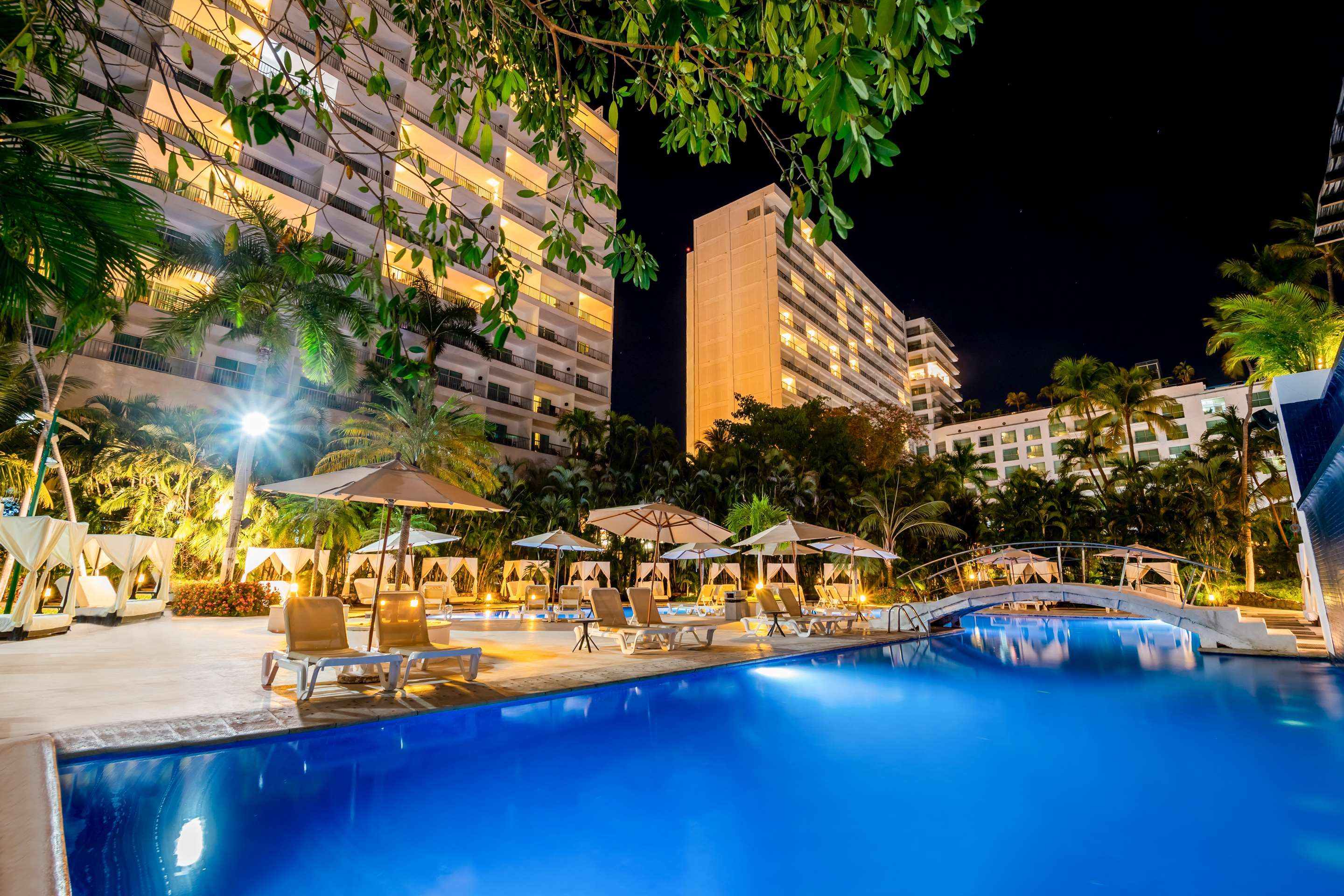 حوض السباحة