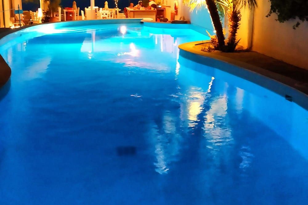 حوض السباحة