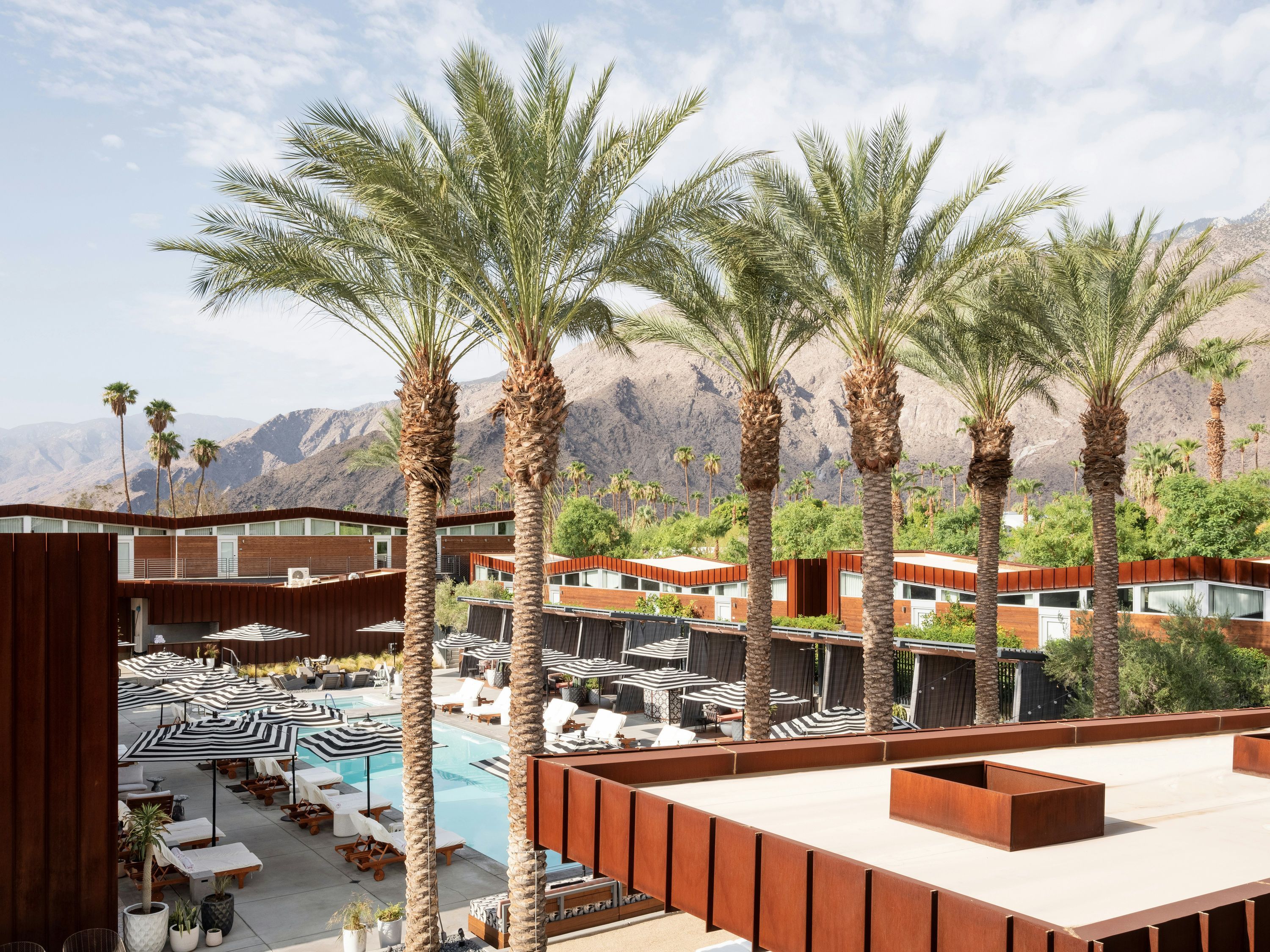 حوض السباحة