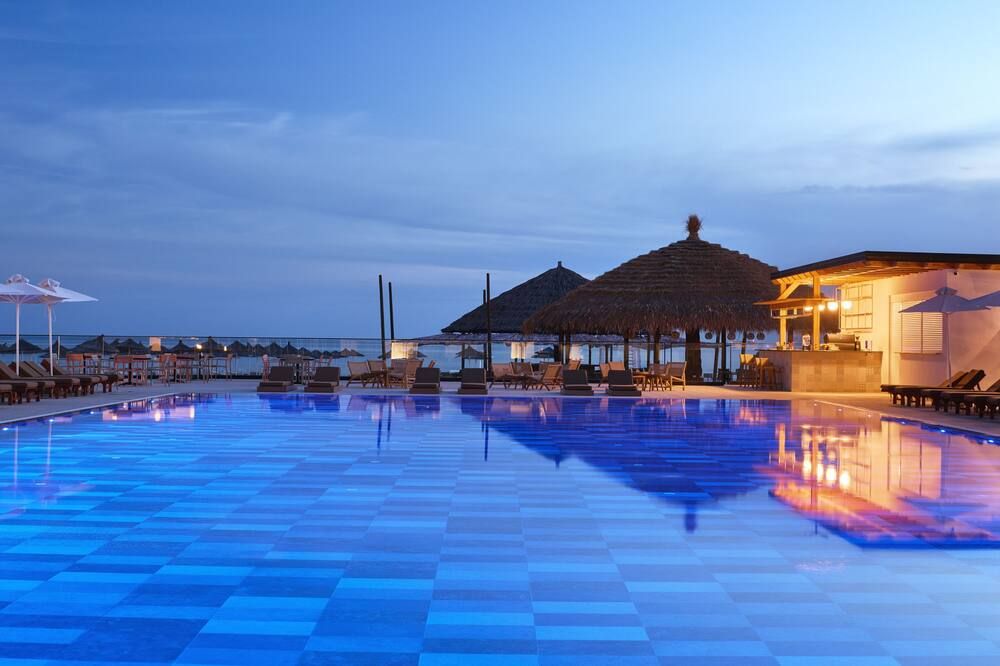 حوض السباحة