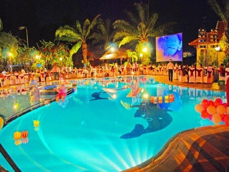 حوض السباحة