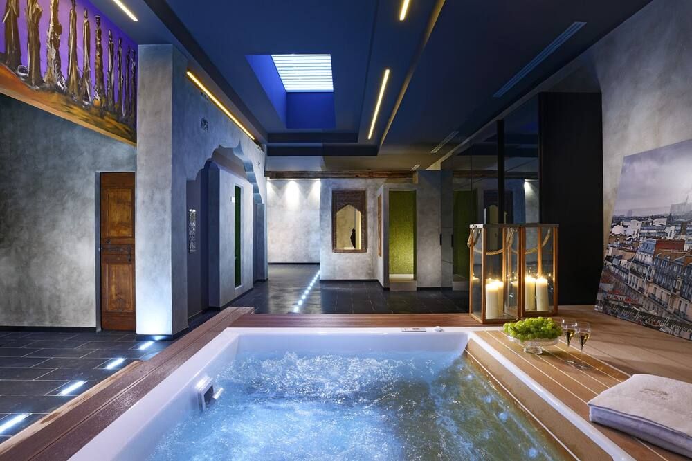 حوض السباحة