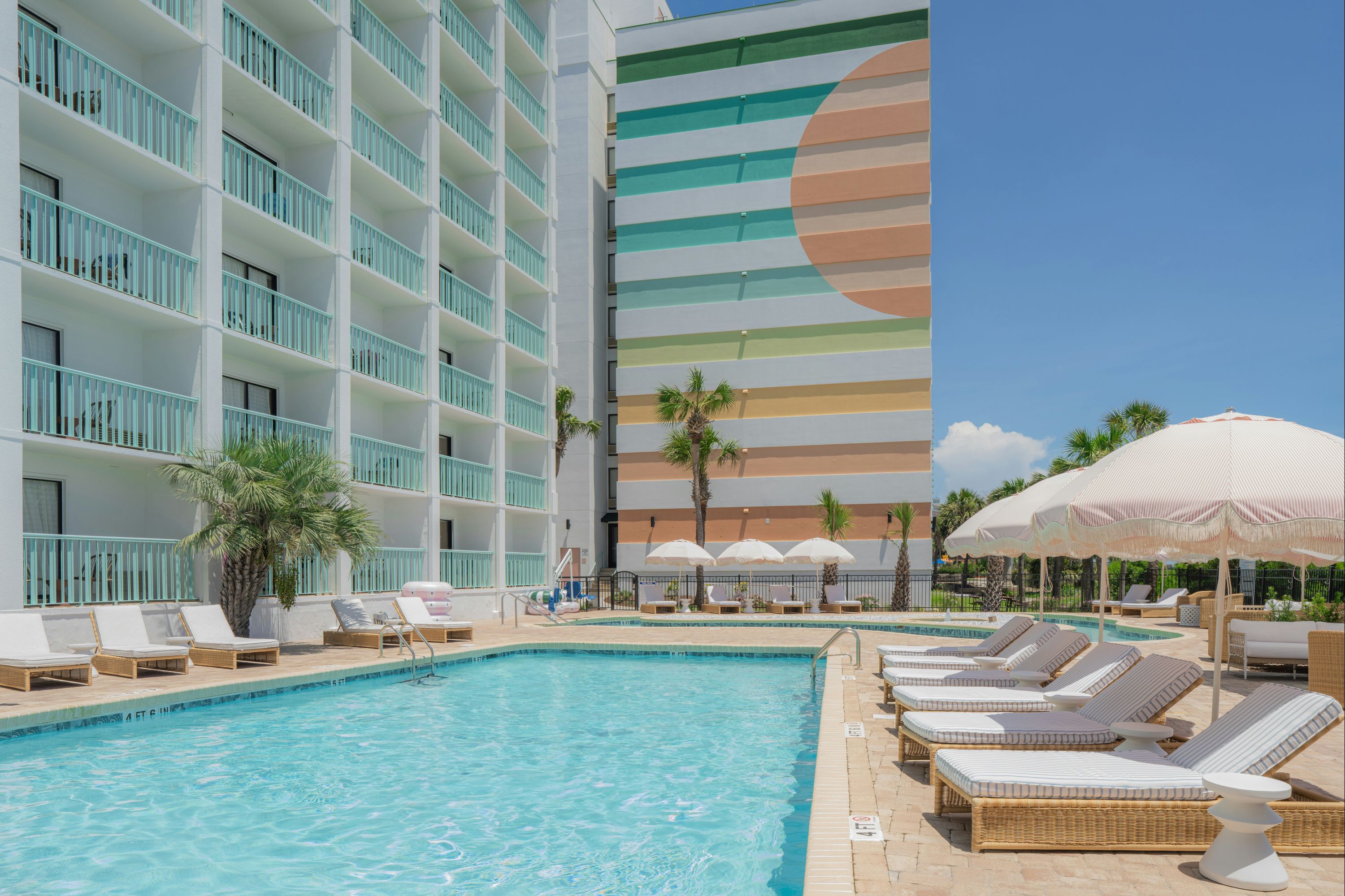 حوض السباحة