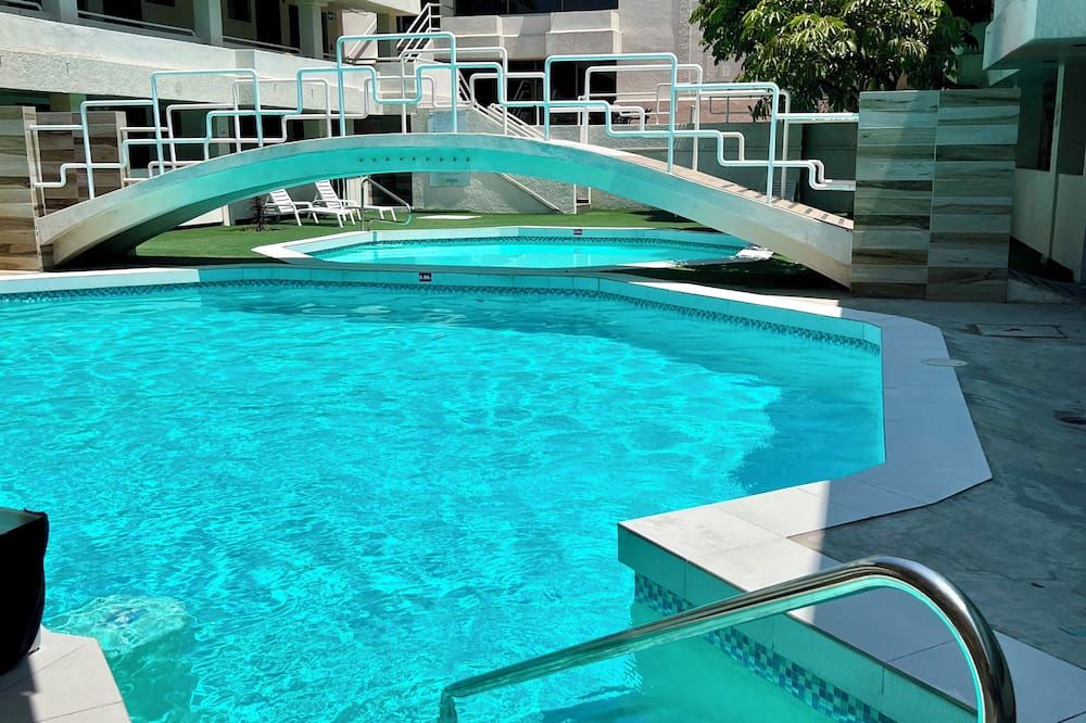 حوض السباحة